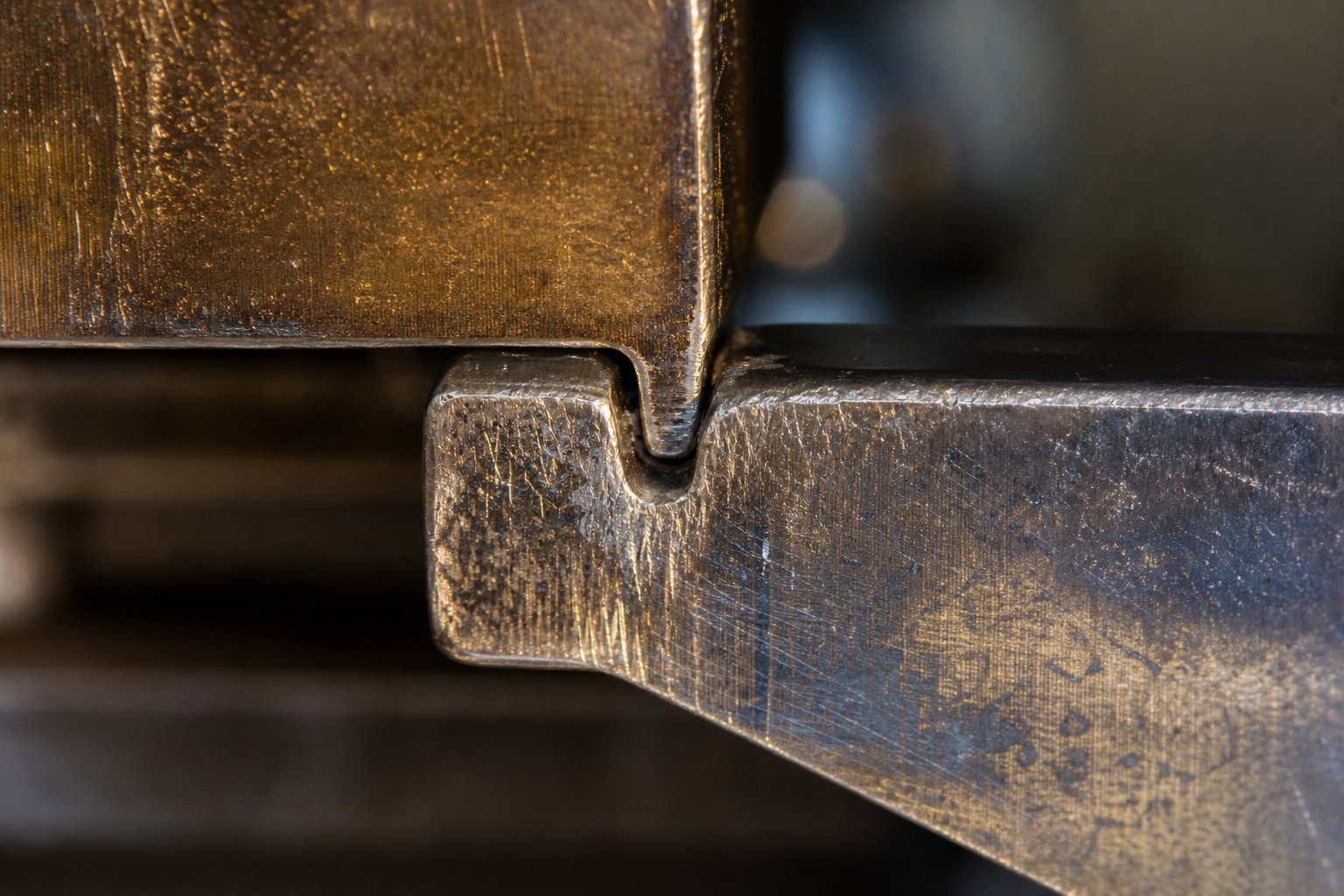 info-1-1 wear patterns at a notch engagement zone reveal how material properties affect long term performance