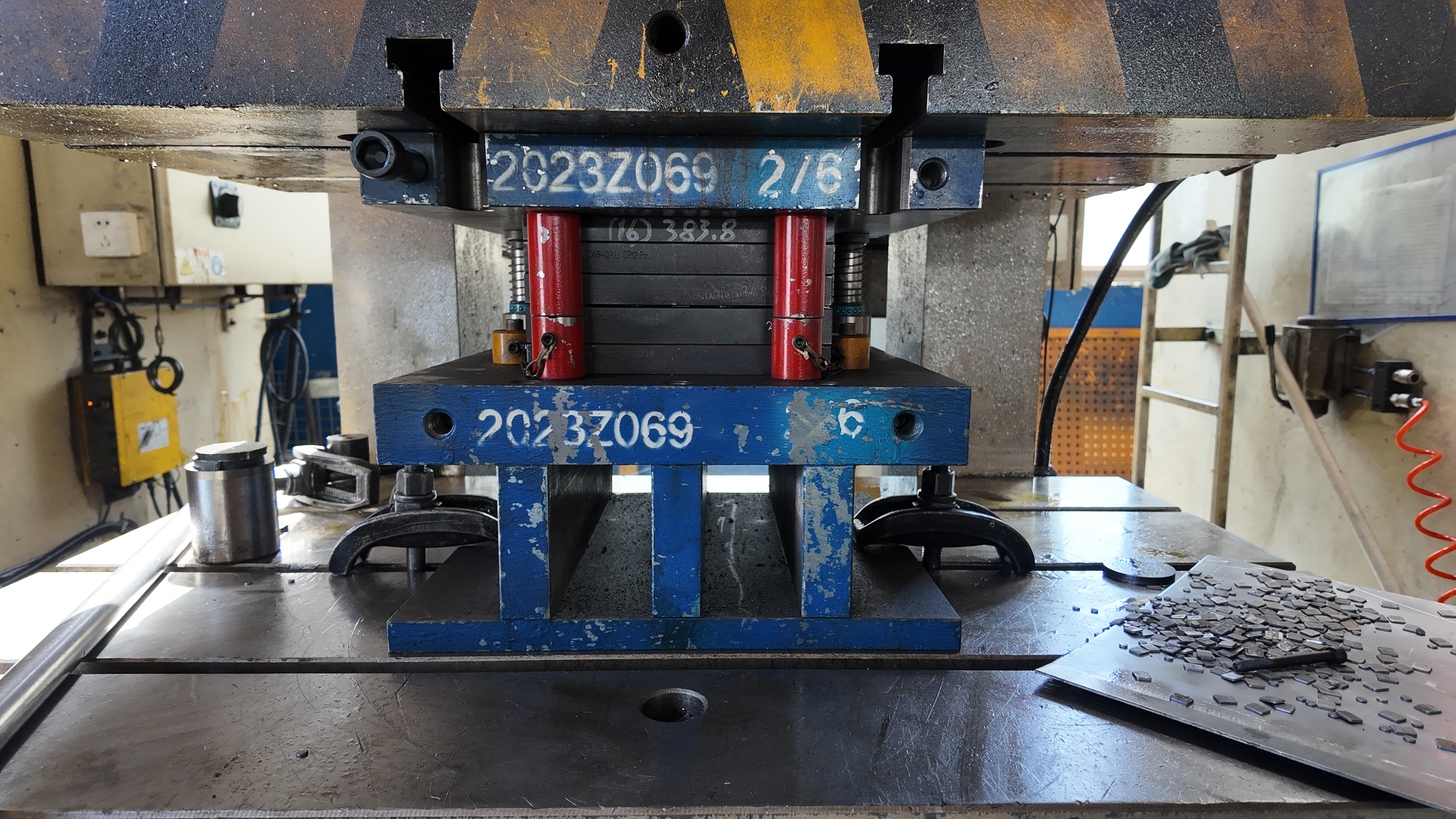 cross section of a die casting machine showing metal injection and part ejection