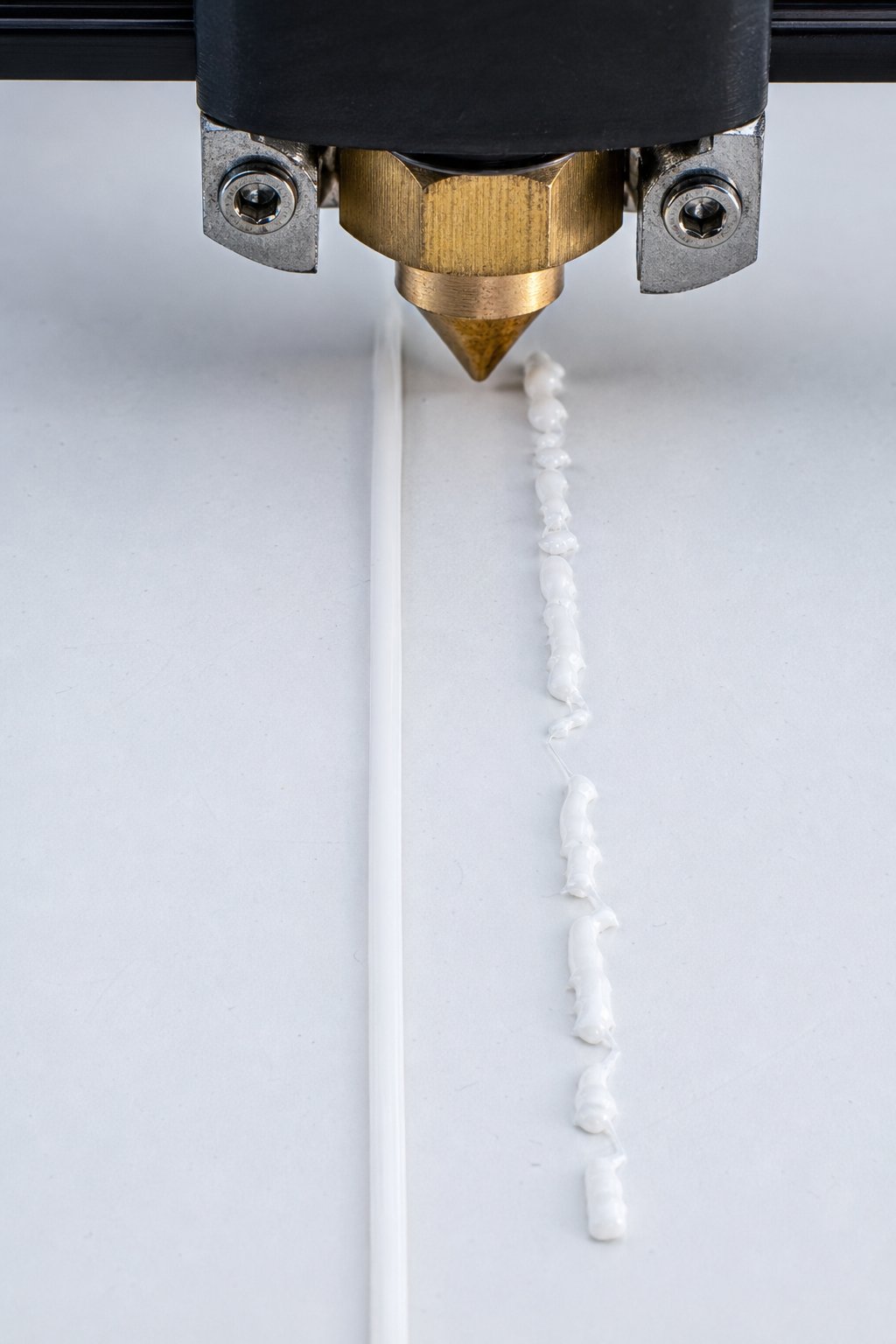 comparing healthy extrusion against faulty output helps identify whether the root cause is extruder side or hotend side