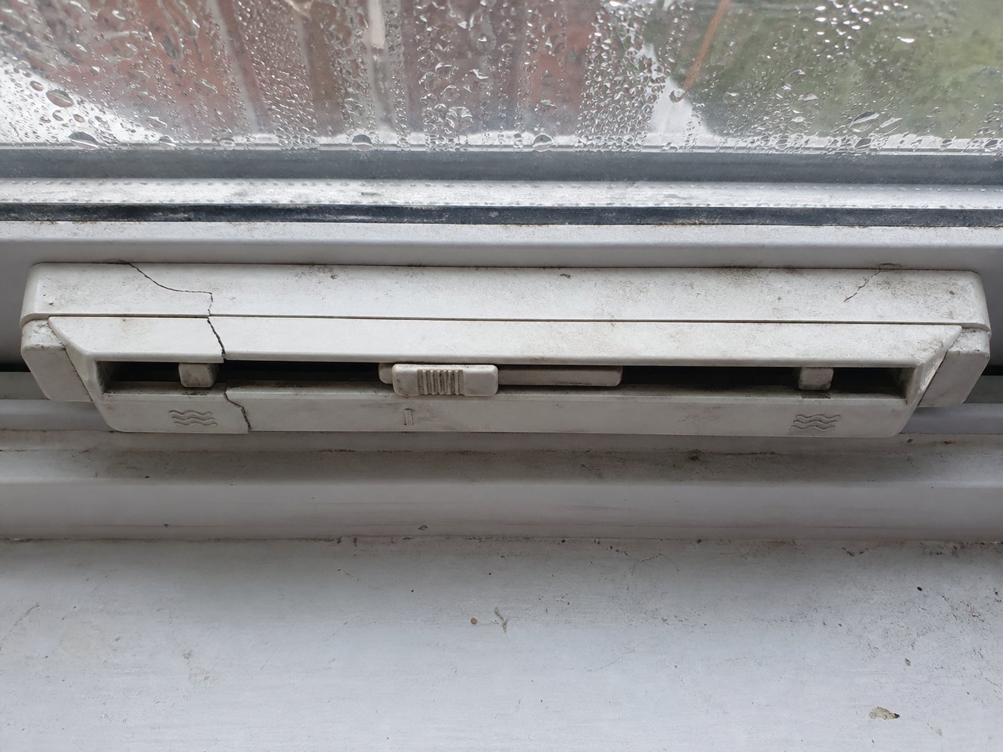 a cracked trickle vent housing with a jammed slider %E2%80%94 common signs that replacement is needed